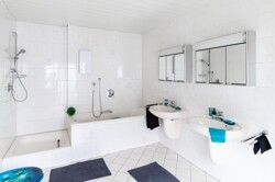 Gepflegtes Wannenbad mit Dusche