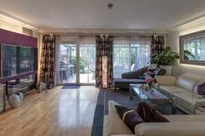 Blick vom Flur durchs Wohnzimmer in den Garten