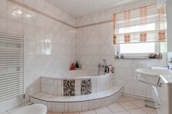Badezimmer 1. OG mit Tageslicht