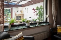 Blick vom Wohnbereich in den Wintergarten