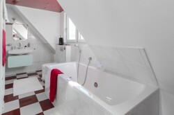 Modernes Wannenbad im OG