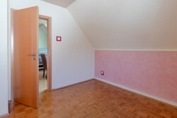 Ansprechendes Schlafzimmer im OG