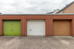 mittlere Garage mit Sektionaltor
