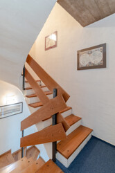 massive Betontreppe mit Holzstufen