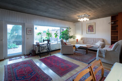 helles Wohn-/Esszimmer mit Parkett