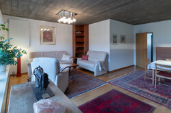 helles Wohn-/Esszimmer mit Parkett