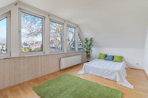 Geräumiges Elternschlafzimmer