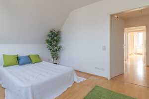 Elternschlafzimmer mit Blick durch das Obergeschoss