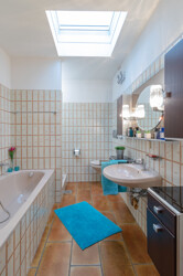 Moderne Glaskuppel im Hauptbad