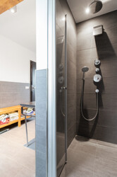 Gepflegtes und hochwertiges Badezimmer