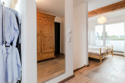 Elternschlafzimmer mit Kleiderschrank