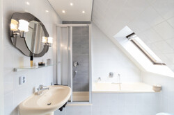 Tageslichtbad im DG mit Wanne und Dusche