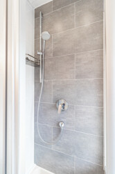 Moderne Dusche im Tageslichtbad