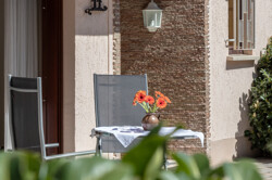 Von der Sonne verwöhnt: die Terrasse