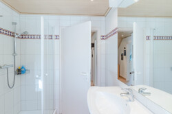 Modernisiertes Badezimmer mit Wanne-Dusche