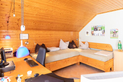Geräumiges Schlafzimmer/Arbeitszimmer 