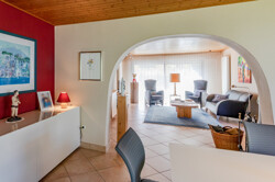 Blick vom Ess- ins Wohnzimmer