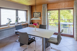 Gemütliches Esszimmer mit Blick auf Terrasse und Garten