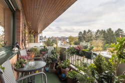 Grün bewachsener Westbalkon mit vielen Sonnenstunden