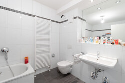 Modernes Badezimmer mit Badewanne
