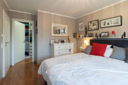 Elternschlafzimmer mit begehbaren Kleiderschrank