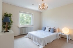 großzügiges Schlafzimmer