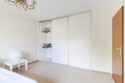 praktischer Wandschrank im Schlafzimmer