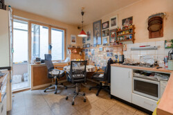Küche mit Austritt zum Balkon