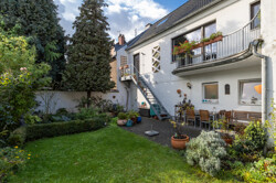 Schöner Garten mit Genießerbalkon