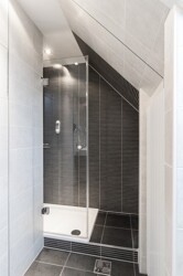 Modernes Duschbad
