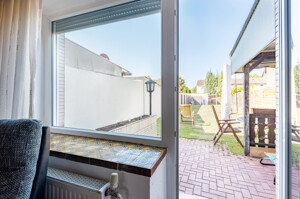 Blick auf dem Garten von Wohnzimmer