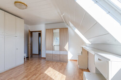 1.OG- Zimmer 3 mit weißem Einbauschrank-ohne Möbel