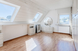 1.OG- Zimmer 3 mit weißem Einbauschrank-ohne Möbel