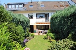 Garten mit Hausrückseite