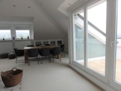 Wohnzimmer mit Balkon