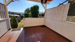 Überdachte Terrasse mit Gartenzugang