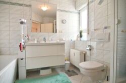 Bad mit Wanne + Dusche
