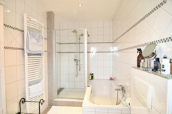 ... mit Dusche und Wanne