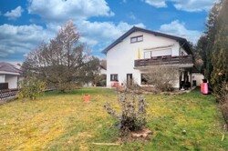 Blick auf Garten und ins  Grüne