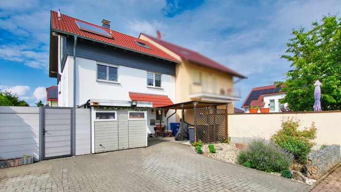 Straßenansicht +Stellplätze