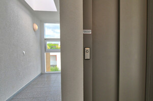 Mit dem Lift ins 4. OG