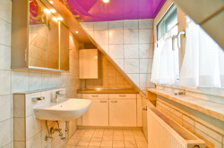 Badezimmer mit Badewanne im DG 