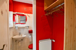 Eingangsbereich mit Garderobe und Gäste-WC