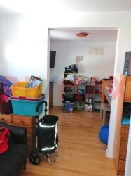 Blick in halben Raum neben Schlafzimmer