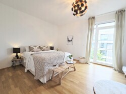 Schlafzimmer mit kleinem Balkon