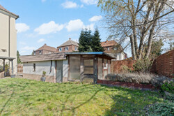 Garten mit Garage und Anbau