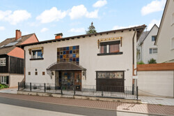 Frontal mit Garage