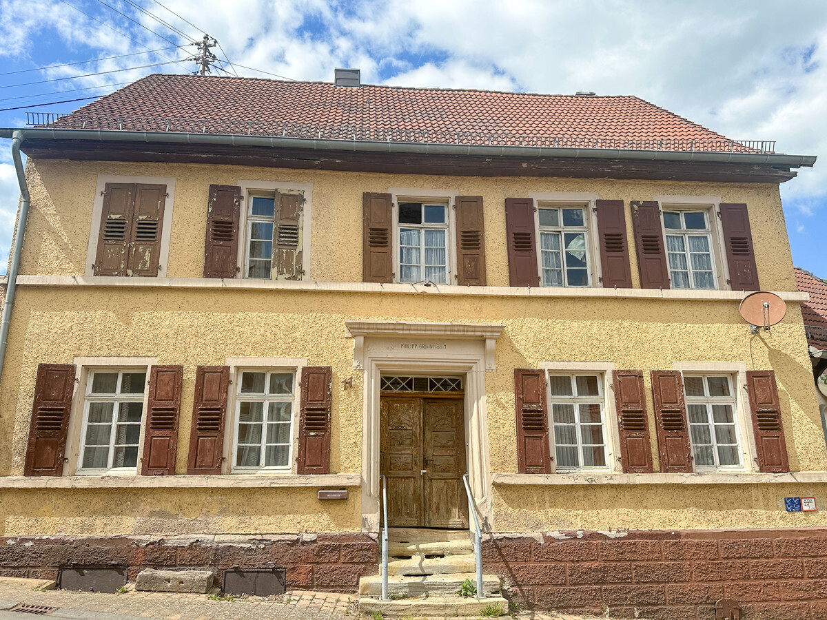Denkmalgeschütztes Haus auf großem Grundstück