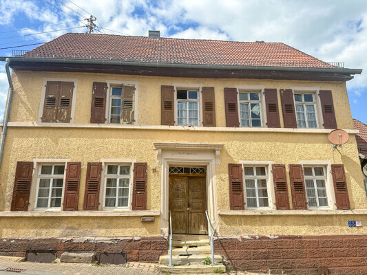 Denkmalgeschütztes Haus auf großem Grundstück