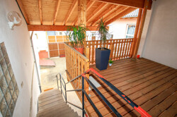 Hinterhaus_Balkon und Steintreppe
